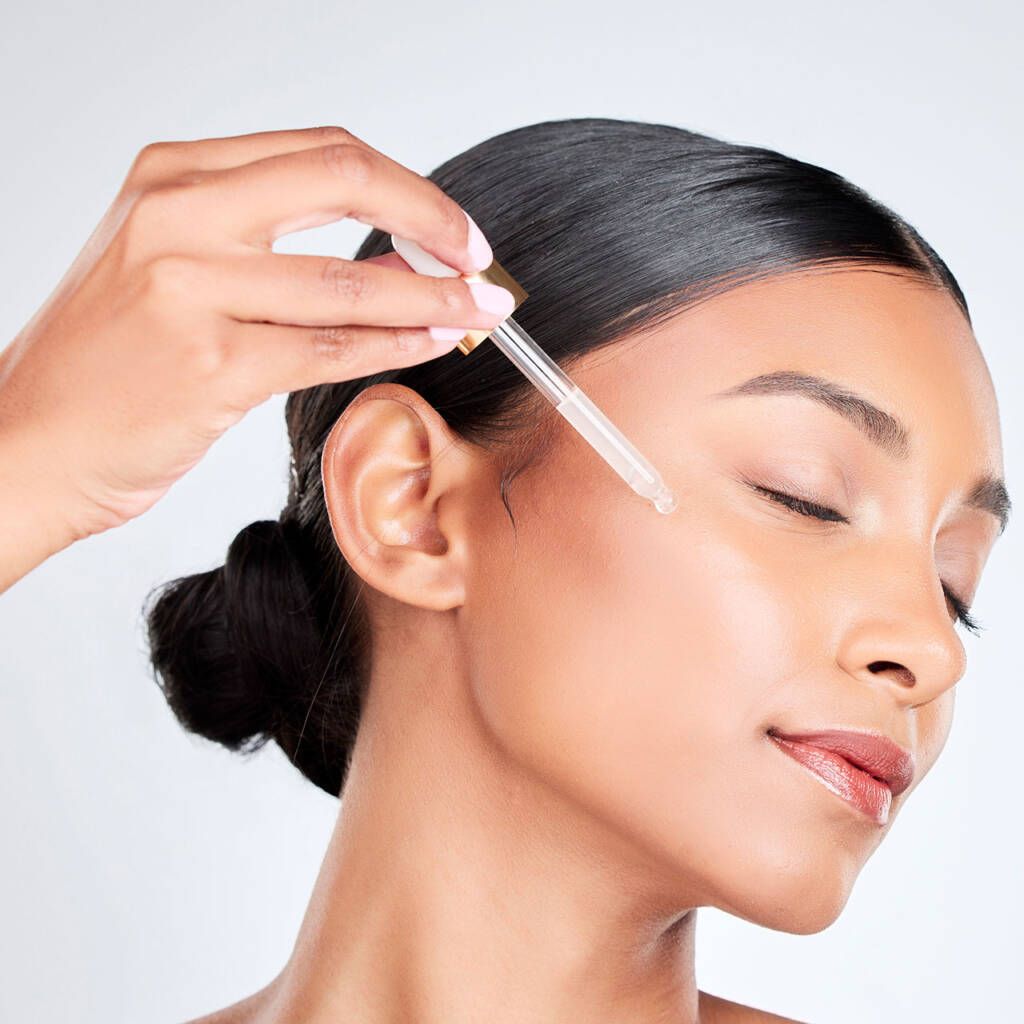 Microneedling und Pflege für ein ebenmäßiges Hautbild
