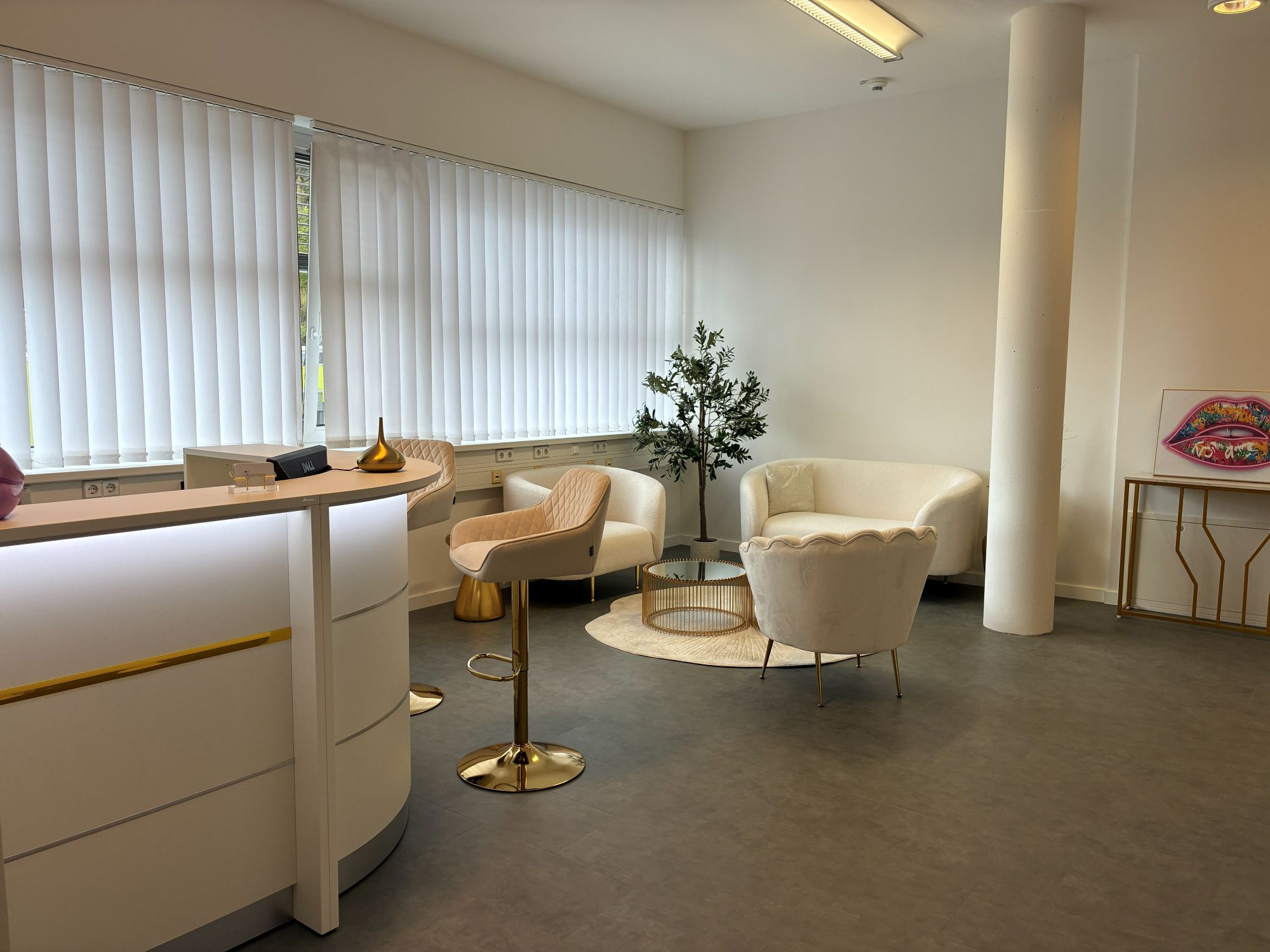 Empfang und Lounge der Ordination migraesthetics in Klagenfurt